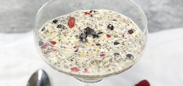 CHIA-HEMP BERRY OVERNIGHT OATS